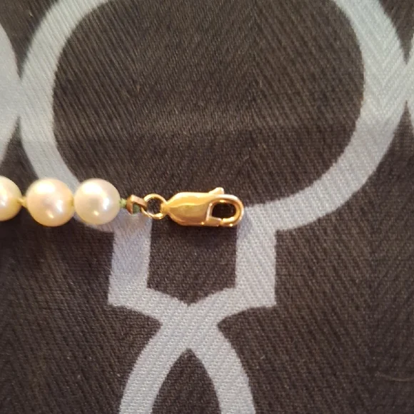 Elegant White Freshwarer Pearl Necklace With 14 Carat Gold Clasp - Picture 6 of 8